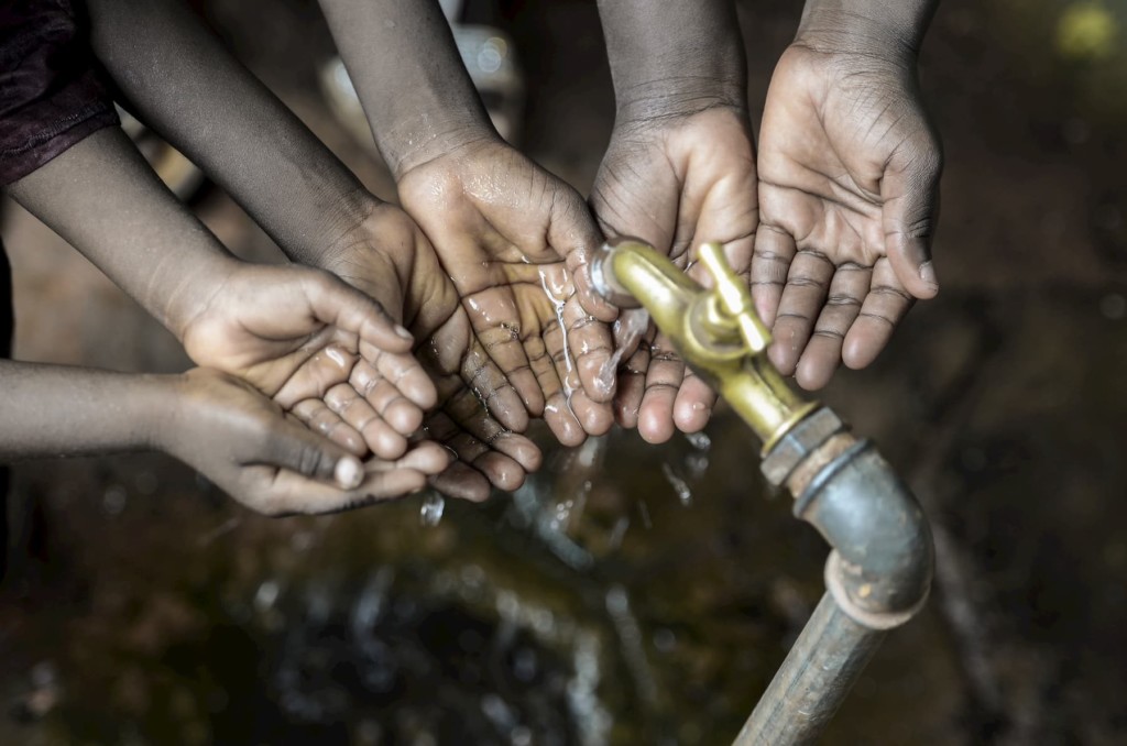 hands under water